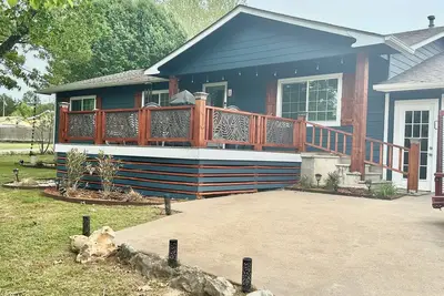 Image de Newly renovated 3-bedroom “Deja Blue” Lakehouse near Catfish Bay in Kingston
