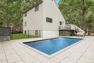 Image de Contemporary Southampton Home, Private Pool, Outdoor Dining, Game Room, . . .