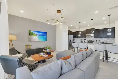 Image de Lovely 5 Bed Pool Townhome Themed Rooms-1296bpw