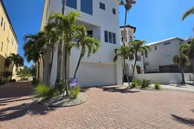 Image de 439 Beach Rd. 3-bedroom townhome in gorgeous Siesta Key with WiFi, Ac