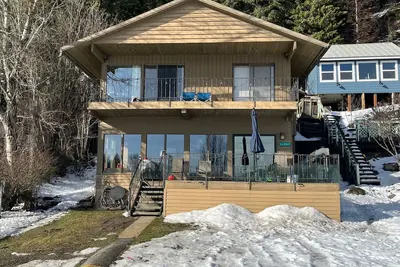 Charming 3-bedroom cabin with WiFi and Ac On Newman Lake