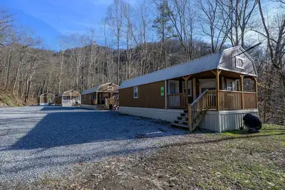 Image de Hillbilly Hilltop Hideaway Cabins located in the heart of the Northern Hatfield McCoy Trails