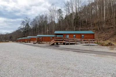 Image de Hillbilly Rockin' Rt 3 Cabins - Ivy Branch Trailhead
