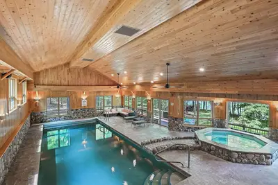 Image de Luxury Forest Pool House with Hot Tub