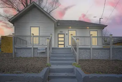 Image de Urban Downtown Retreat Walk to State Farm & Mercedes Benz - Sleeps 6!