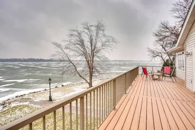 Image de Massive 3 bedroom on the Lake!