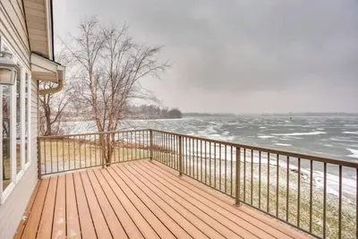 Image de Large 2 bedroom on the water!