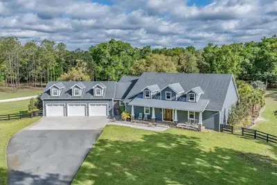 Image de Luxurious 6-bedroom estate with pool, on over 6 fenced in acres