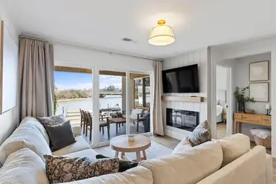 Image de North Lake Escape! Lakefront 3br/2b Condo w/Boat Slip & Pool Access