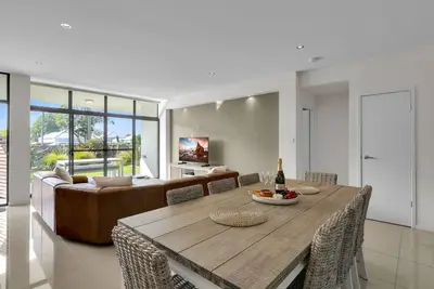 Image de Our Beach House at Husky - Stay for 3 Pay for 2! Relax in Style