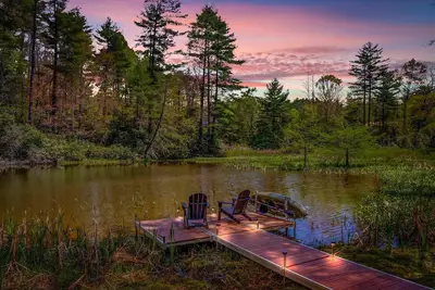 Image de Gorgeous Cottage on Private Lake - Walk to Town
