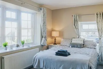 Image de Spacious 3-Bed Flat | Sleeps 6 | Free Parking & Wi-Fi | Near Harrogate & Leeds