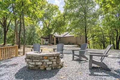 Image de Cabin on 160 Acres - Stocked Ponds, Firepit, Trails - Just 30 minutes from Tulsa