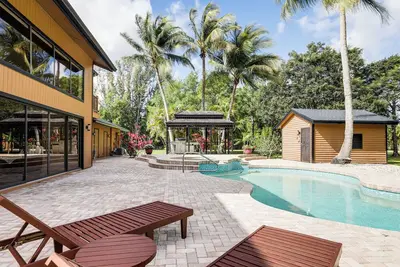 Image de Pool Table + Bar: Spacious West Palm Beach Retreat