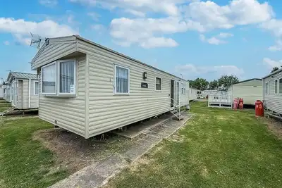 Image de Dog friendly caravan for hire at Seawick Holiday Park in Essex ref 27032sw