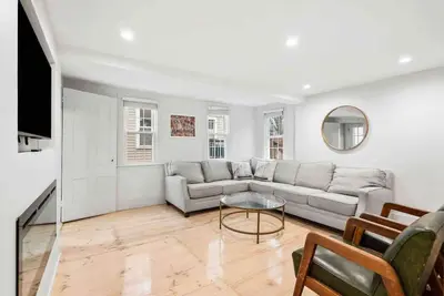 Image de Historic home w/ charming courtyard