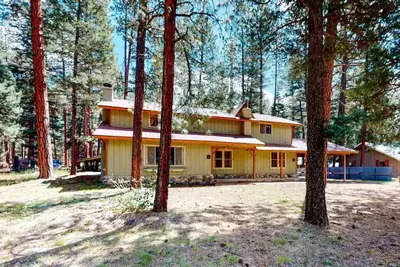 Image de Spacious mountain home with a meadow view