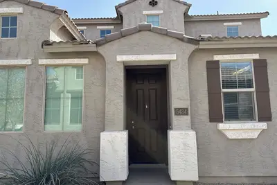 Image de 3br Home w\/Ac, WiFi, 75\" Tv + Extra Air Mattresses – Comfort for the Whole Crew!