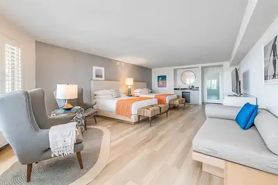 Image de Your Home Away From Home! Pool View, Free Breakfast, Beachfront Property!