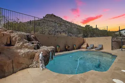 Image de 7, 000 Sqft Home + pool + Movie Theater + Sauna + Gym