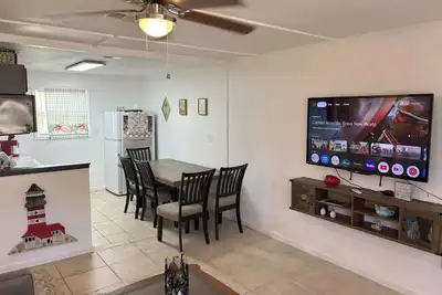 Image de Kid-Friendly/ Walk to Playground 2-bedroom house in Gulf Breeze with WiFi and Ac