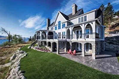 Image de Lakefront luxury house in Bc interior - 5 king beds with ensuites - sleeps 25!
