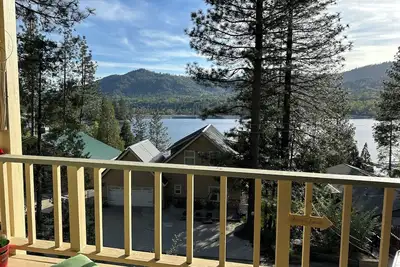 Image de Romantic King Bedroom Suite Pull Out Sofa, mini kitchenette, Lake & Mtn Views!