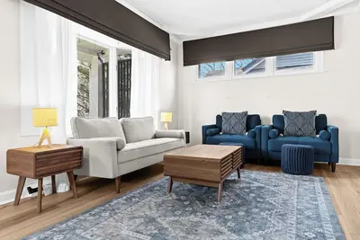 Image de Royal Blue Haven ~ Walk Downtown Royal Oak, Game Room, Jetted Tub, Clean + Cozy