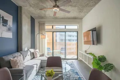 Classy 2bd Apartment in Cdt with Gym Pool Parking