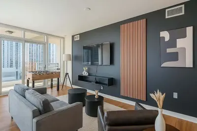 Image de 2bd High Rise Apartment in Dt with Gym Parking Wd and Pool