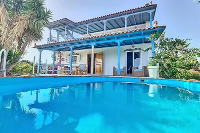 Image de Villa 'Hydra Bay Seaside with Pool' avec balcon, Wi-Fi et climatisation