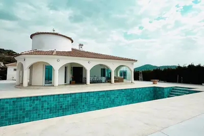 Villa 'Clery Algarrobo' avec vue sur la mer, Wi-Fi et climatisation