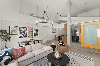 Image de Designer Loft Penthouse in the Heart of Downtown. Parking Included!