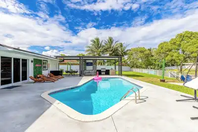 Image de Hard Rock Paradise 4 bedroom /Pool/Lakeview/Bbq/kayak/volleyball, near Stadium
