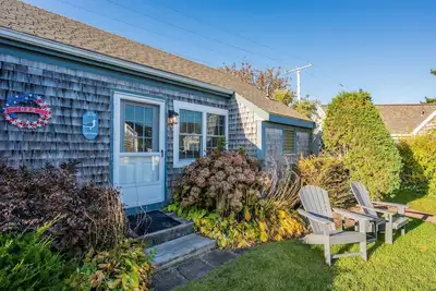 Image de Cozy SeaGills Nest Cottage Steps from Nantucket Sound