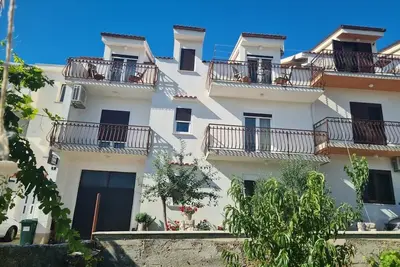 Image de Appartement de trois chambres avec le balcon et la vue sur le mer Slatine, Ciovo (A-24266-a)