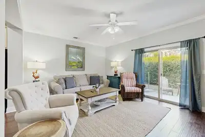 Image de Charming southern townhouse w/enclosed yard & access to community pool