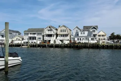 Image de Ran119a | Immaculate Custom 3br 2. 5ba Waterfront! North end lake house close to it all!