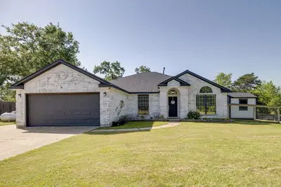 Image de Private Acreage, Pergola & Fire Pit: Baytown Home