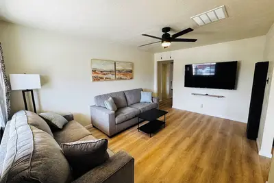 Image de 800ft From Starbucks! Townhouse! Central Location!