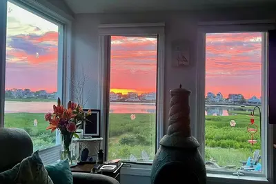 Image de Island SunRise: Charming Plum Island Getaway - Beaches, Festivals and Downtown Fun!