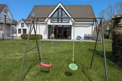 Image de Time out at the North Sea - cozy vacation apartment with garden, 400m from the dike