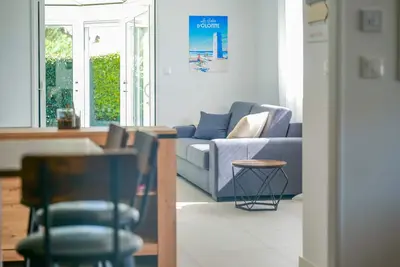 Image de Maison lumineuse avec véranda & jardin – Parfait pour vos vacances aux Sables!