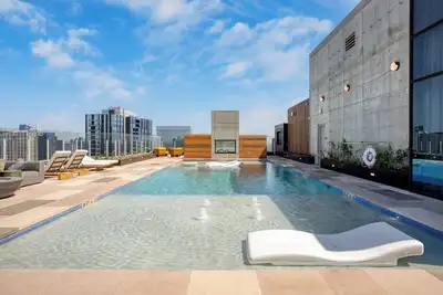 Image de Sleeps 16 | Brand New Austin High Rise w/ Rooftop Pool, Gym, Yoga Studio & More!