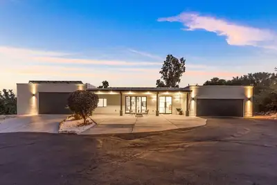Image de Luxury Upscale Modern home located in the Catalina Foothills. Sleeps 16