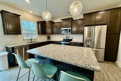 Image de 4 Bedrooms 5 Miles to High Point Furniture Market