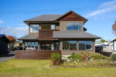 Image de Taupo Bach - Superb location directly across street from beautiful Lake Taupo. Peaceful