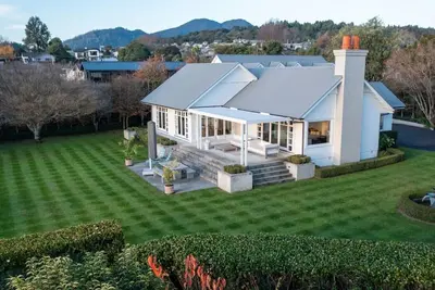 Image de Norfolk House - touch of luxury, modern, spacious two storey villa, with spa pool, beautiful grounds