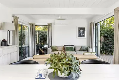 Image de Peaceful Sanctuary near the Lake | Stylish Family Stay Steps from Shore