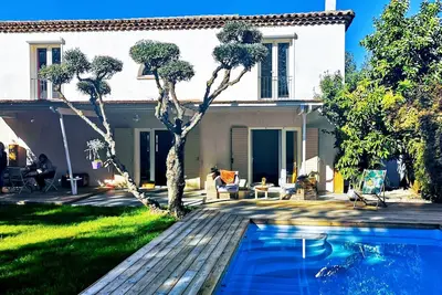 Image de Belle maison avec piscine chauffée. Plage à 7 mn à pied. Proche village et gare